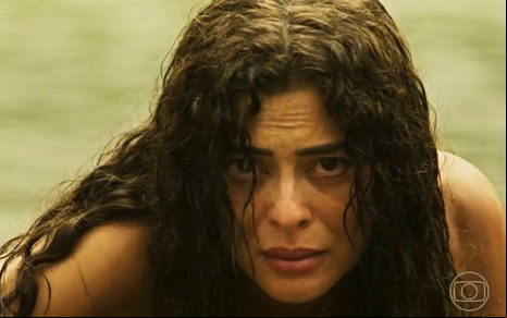 Juliana Paes molhada e com expressão séria em cena como Maria Marruá na novela Pantanal