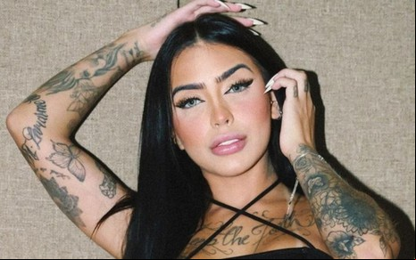 MC Mirella está com as mãos apoiadas na cabeça