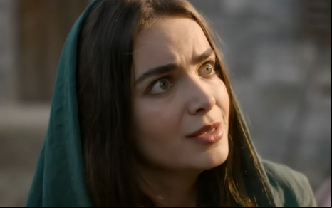 Camila Mayrink como Mizpa na novela Reis