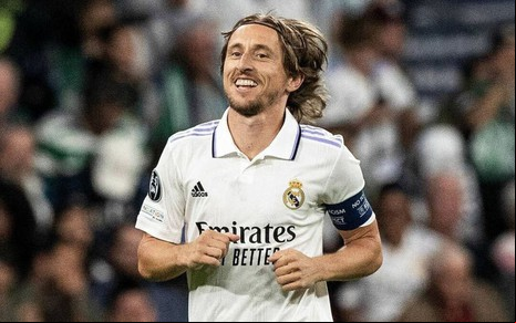 Luka Modric, do Real Madrid, em campo com uniforme branco com detalhes azuis