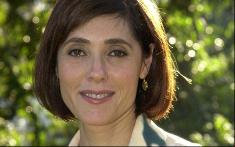 A atriz Christiane Torloni sorrindo, caracterizada como Helena, sua personagem em Mulheres Apaixonadas