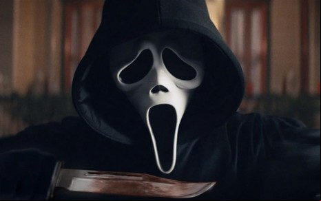 O assassino Ghostface segura uma faca em cena de Pânico (2022)
