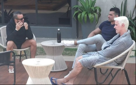 Imagem de Filipe Duarte, JP Mantovani e Bruno Salomão, da esquerda para a direita, conversando na área externa do Power Couple Brasil 5