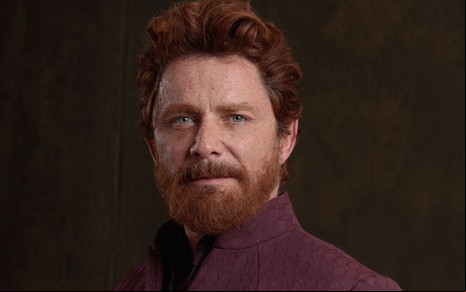 O ator Petrônio Gontijo com expressão séria, caracterizado como Davi, seu personagem na novela Reis