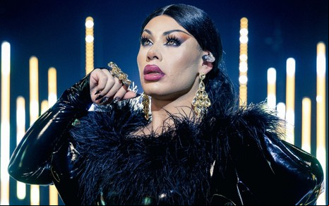 Imagem de Grag Queen com vestido preto na final do Queen of the Universe