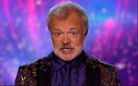Imagem de Graham Norton no estúdio do Queen Of The Universe