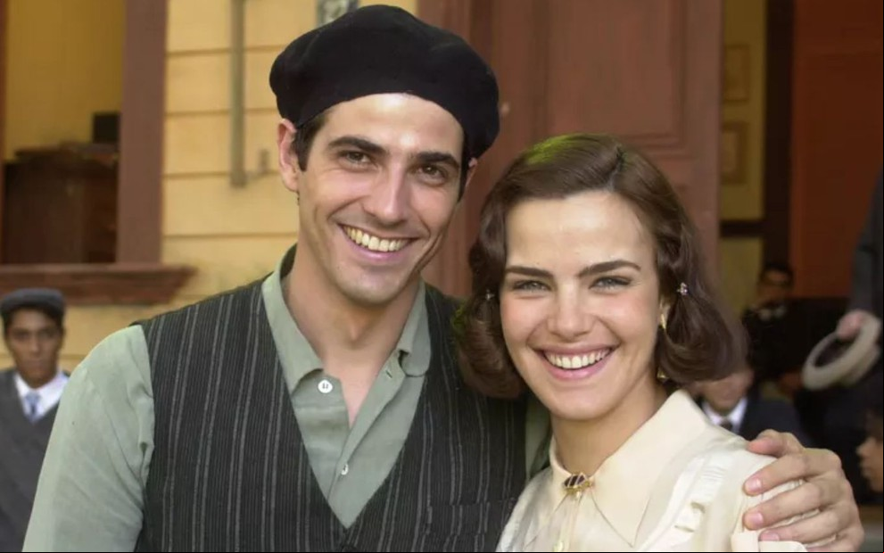 Reynaldo Gianecchini abraça Ana Paula Arósio; os dois estão sorridentes e com roupas de época