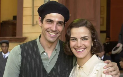 Reynaldo Gianecchini abraça Ana Paula Arósio; os dois estão sorridentes e com roupas de época
