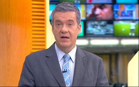 O jornalista Roberto Kovalick no cenário do Hora 1 de 30 de maio, o último que apresentou