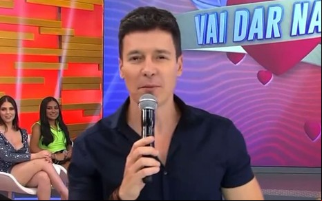Rodrigo Faro durante apresentação do Hora do Faro