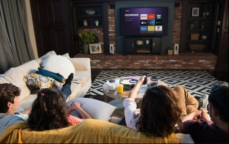 Família a menu do Roku Express 4K na tela da TV