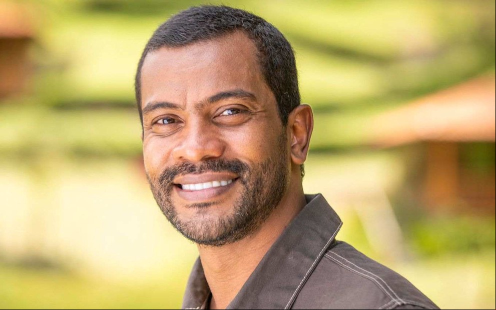 Samuel de Assis com expressão sorridente em cena como Ben na novela Vai na Fé