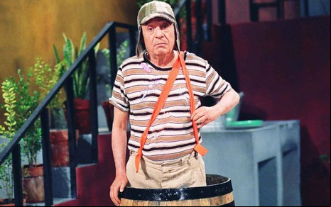 Roberto Gómez Bolaños está caracterizado como Chaves, dentro de seu barril
