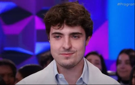 João Augusto Liberato está em close no palco do Programa Silvio Santos deste domingo (23)