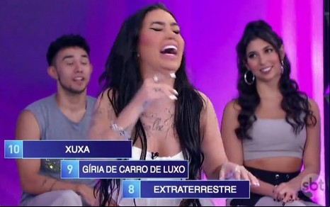 MC Mirella gargalha no palco do Programa Silvio Santos, do SBT