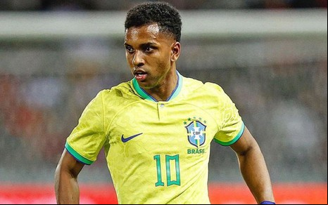 Rodrygo usa uniforme verde e amarelo da Seleção Brasileira em jogo amistoso