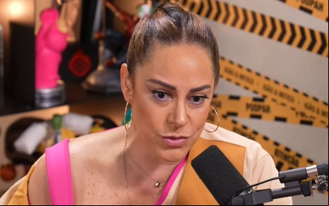 Silvia Abravanel com expressão séria em entrevista no podcast PodPah