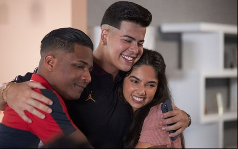 Christian Malheiros, Jottapê e Bruna Mascarenhas se abraçam em foto promocional de Sintonia