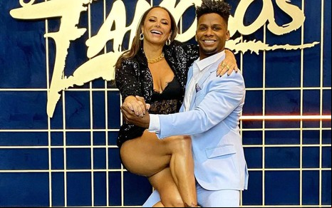 Viviane Araujo no colo de seu primeiro professor na Super Dança dos Famosos, Adeilton Ribeiro, numa reprodução de um o de dança, ambos sorrindo