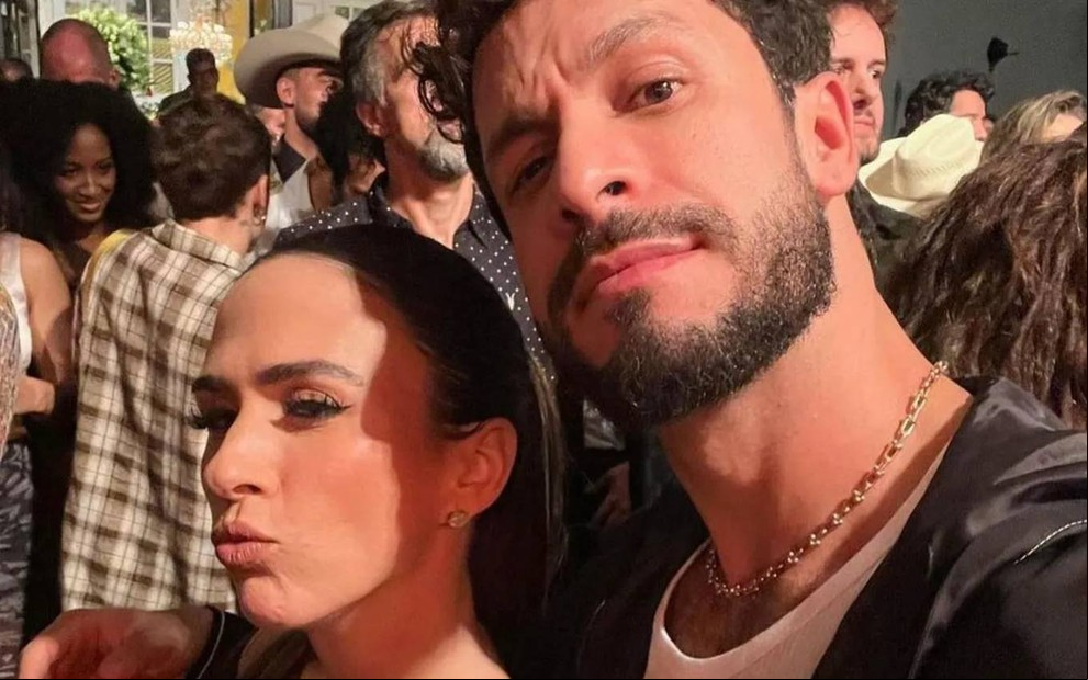 Tatá Werneck e Rainer Cadete em meio a muitas pessoas