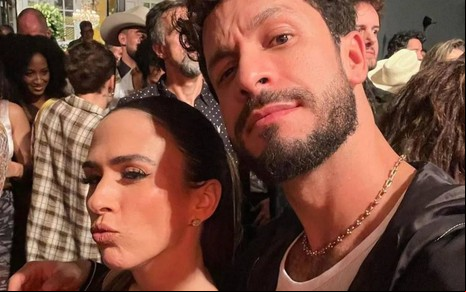 Tatá Werneck e Rainer Cadete em meio a muitas pessoas