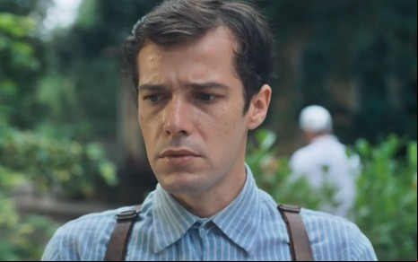 Jayme Matarazzo com expressão triste em cena como Tenório na novela Além da Ilusão