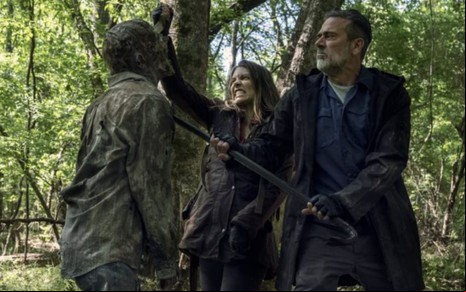 Lauren Cohan e Jeffrey Dean Morgan matando zumbi em cena do quinto episódio da 11ª temporada de The Walking Dead