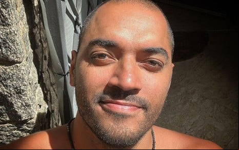 Thomás Aquino em selfie; ele está careca e sorrindo discretamente