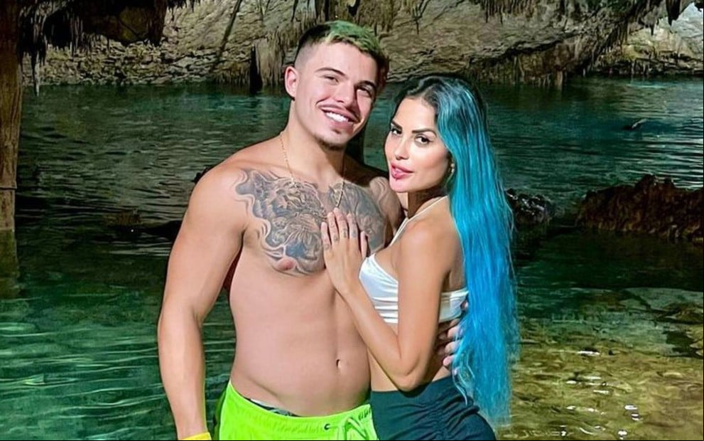Thomaz Costa e Tati Zaqui abraçados em viagem