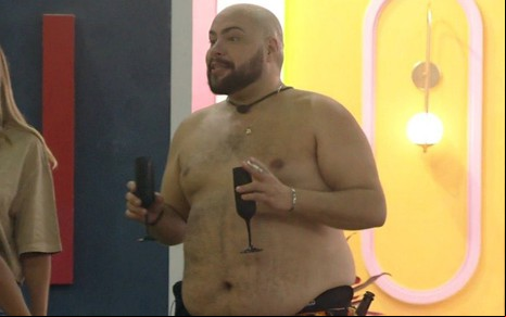 Tiago Abravanel sem camisa no BBB 22