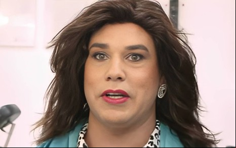 Foto de Tiago Barnabé vestido de Narcisa Tamborindeguy