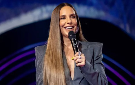 Imagem de Ivete Sangalo de cabelo solto apresentando a semifinal do The Masked Singer Brasil