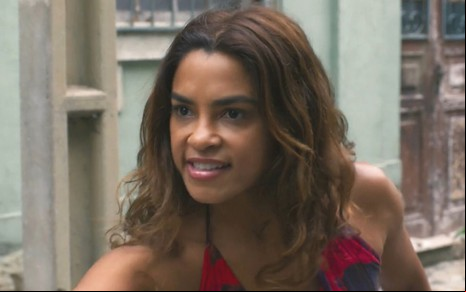 Brisa (Lucy Alves) brigando com Ari (Chay Suede) em cena de Travessia, novela da Globo