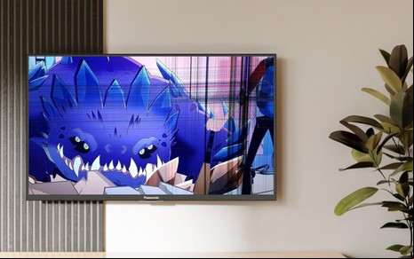 TV com defeito na tela em sala decorada