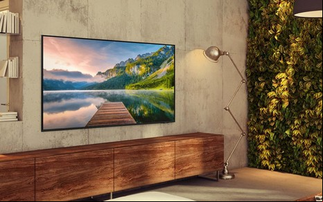 TV Crystal, da Samsung, instalada na parede de sala decorada