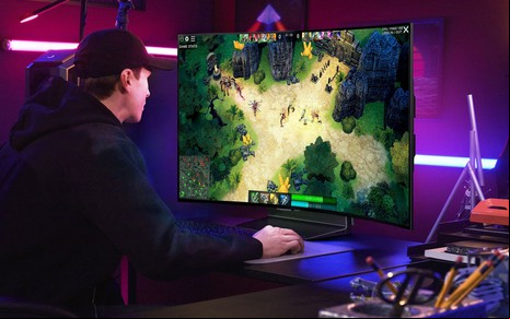 Fã de games com TV que a de plana para curva na hora de jogar