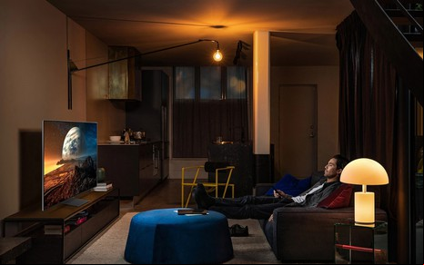 Telespectador aproveita TV 8K na sala de casa