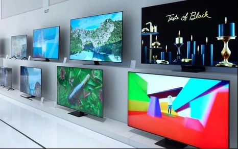Várias TVs expostas em uma loja