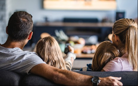 Família acompanha série do streaming na TV