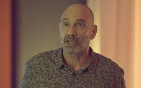 Ator Marco Ricca olha para frente com cara de sério em cena de Um Lugar ao Sol