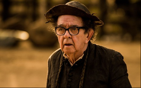 O ator Umberto Magnani (1941-2016) em cena como o padre Romão na novela Velho Chico (2016)