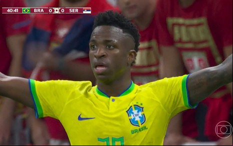 Vinícius Júnior em campo contra a Sérvia