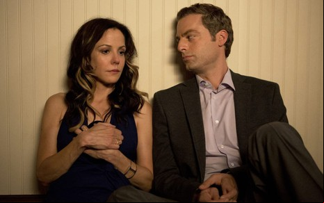 Mary-Louise Parker e Justin Kirk em cena de Weeds