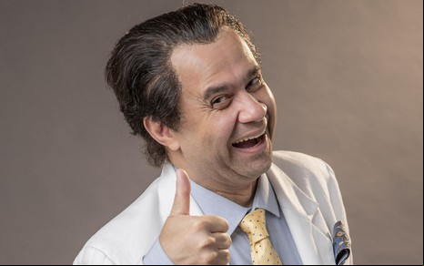 Welder Rodrigues está de terno branco, caracterizado como seu personagem de Mar do Sertão