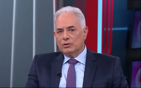 William Waack na CNN Brasil com um terno preto e uma gravata roxa no WW da CNN