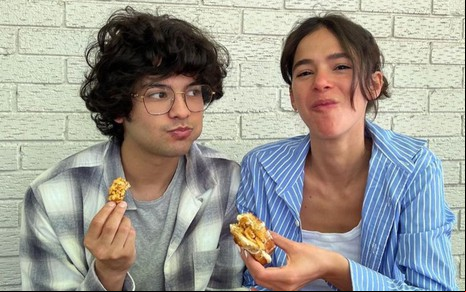 Xolo Maridueña e Bruna Marquezine se divertem de boca cheia nos bastidores de Besouro Azul