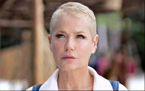 Xuxa Meneghel em bastidores de série