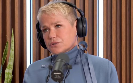 Xuxa Meneghel tem expressão triste durante participação em podcast