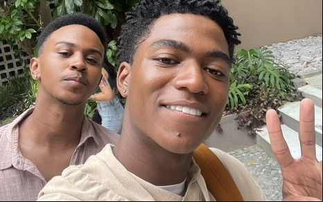 Nos bastidores de Vai na Fé, Jean Paulo Campos e Guthierry Sotero fazem uma selfie
