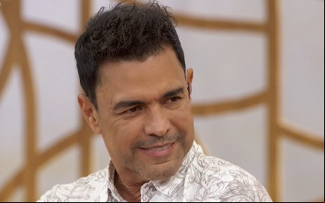 O cantor Zezé Di Camargo em participação no Encontro, com leve sorriso